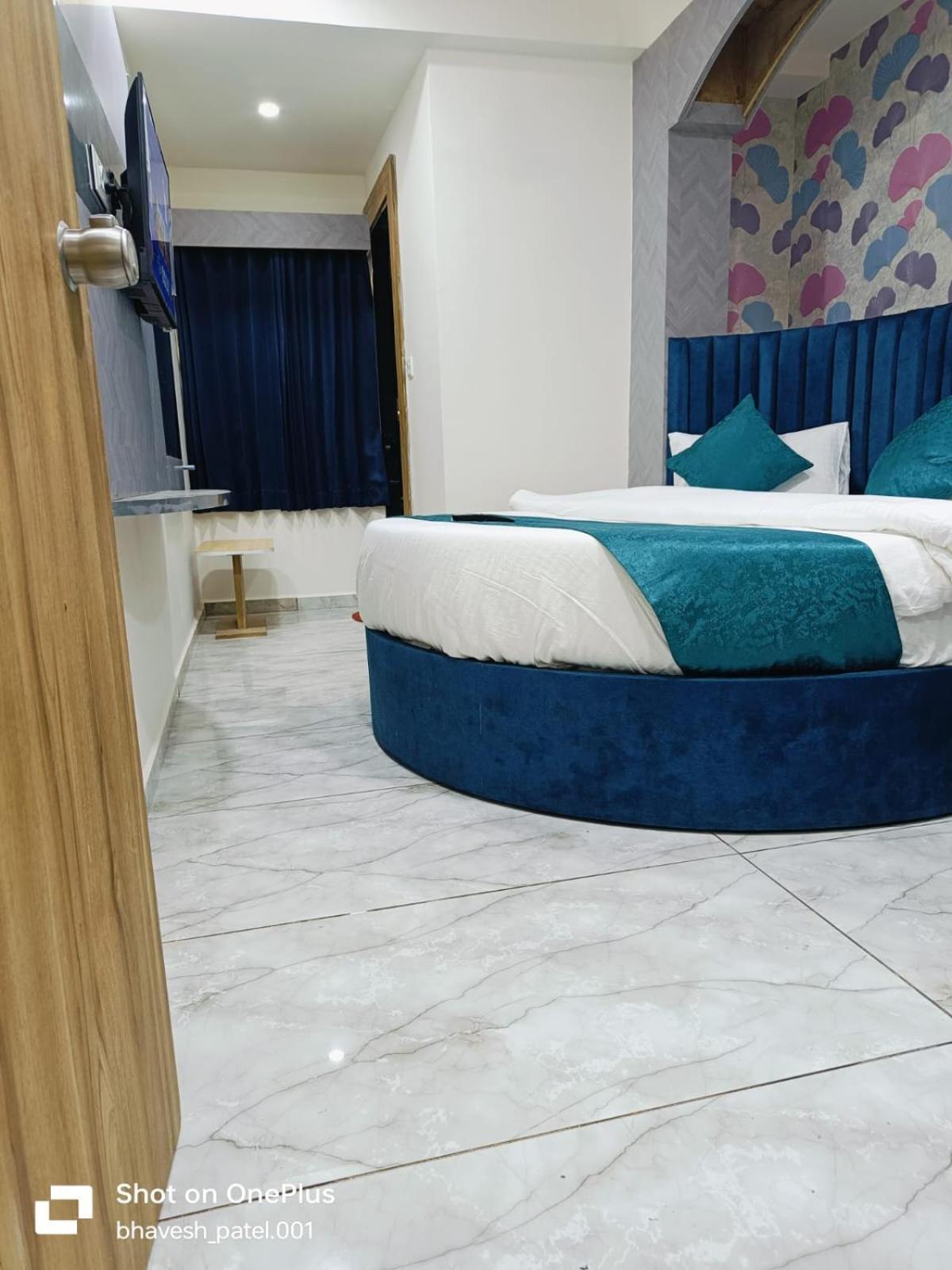 Hotel Alpine Ahmedabad Exterior photo
